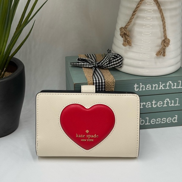 Kate Spade New York Madison Puffy Heart Medium Bifold meringue saffiano leather